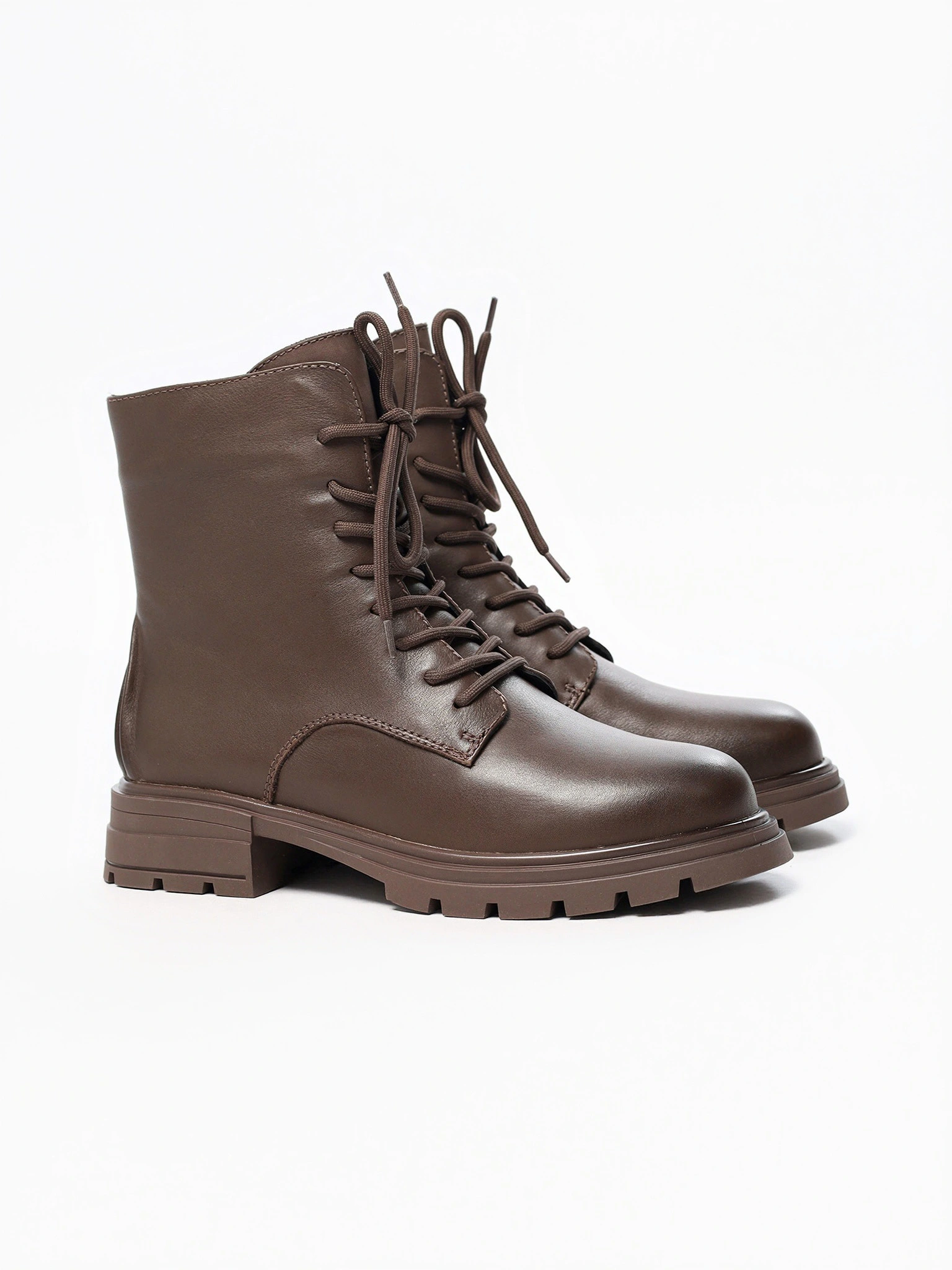 Ботинки коричневого цвета на рельефной подошве